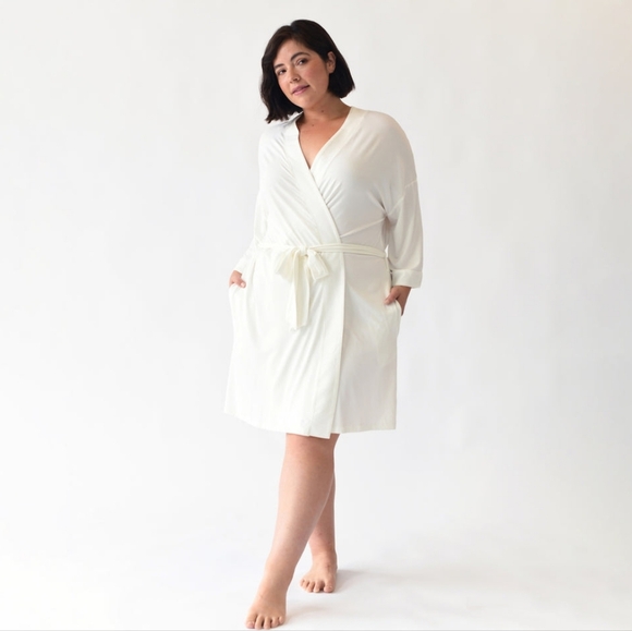 Cozy Earth Other - Cozy Earth Women's White Bamboo Soft Smooth Tie Waist Kimono Robe Size XXL